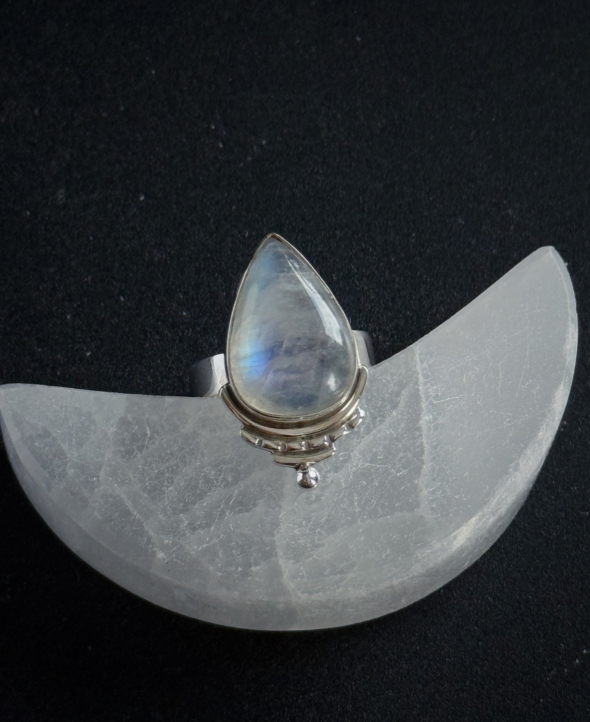 Sidabrinis žiedas "Mėnulio lašas"