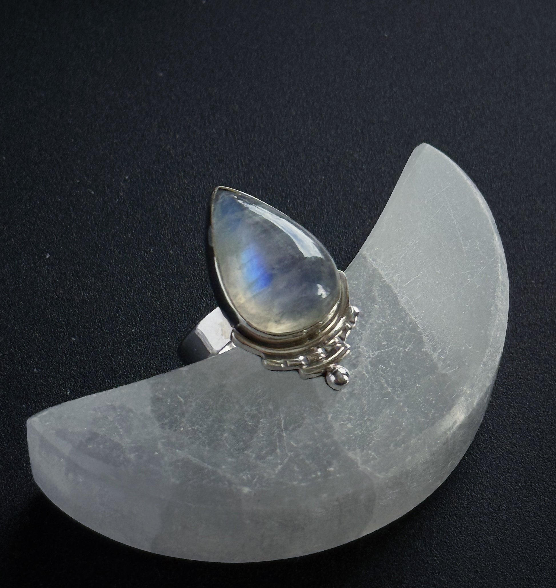 Sidabrinis žiedas "Mėnulio lašas"