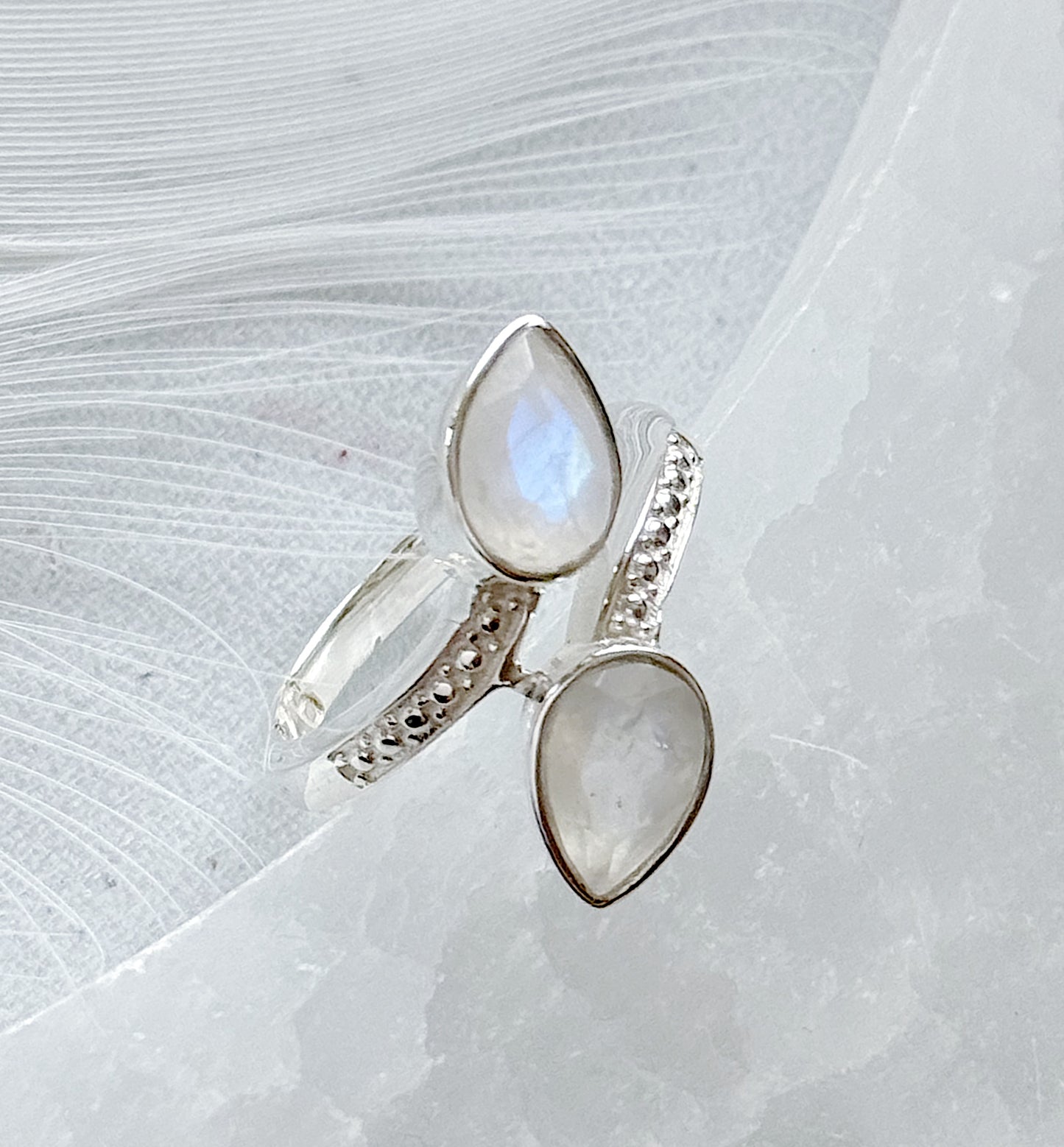 Sidabrinis žiedas “Mėnulio lašas”