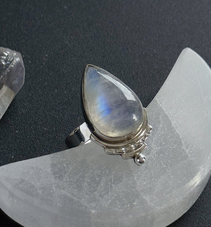 Sidabrinis žiedas "Mėnulio lašas"
