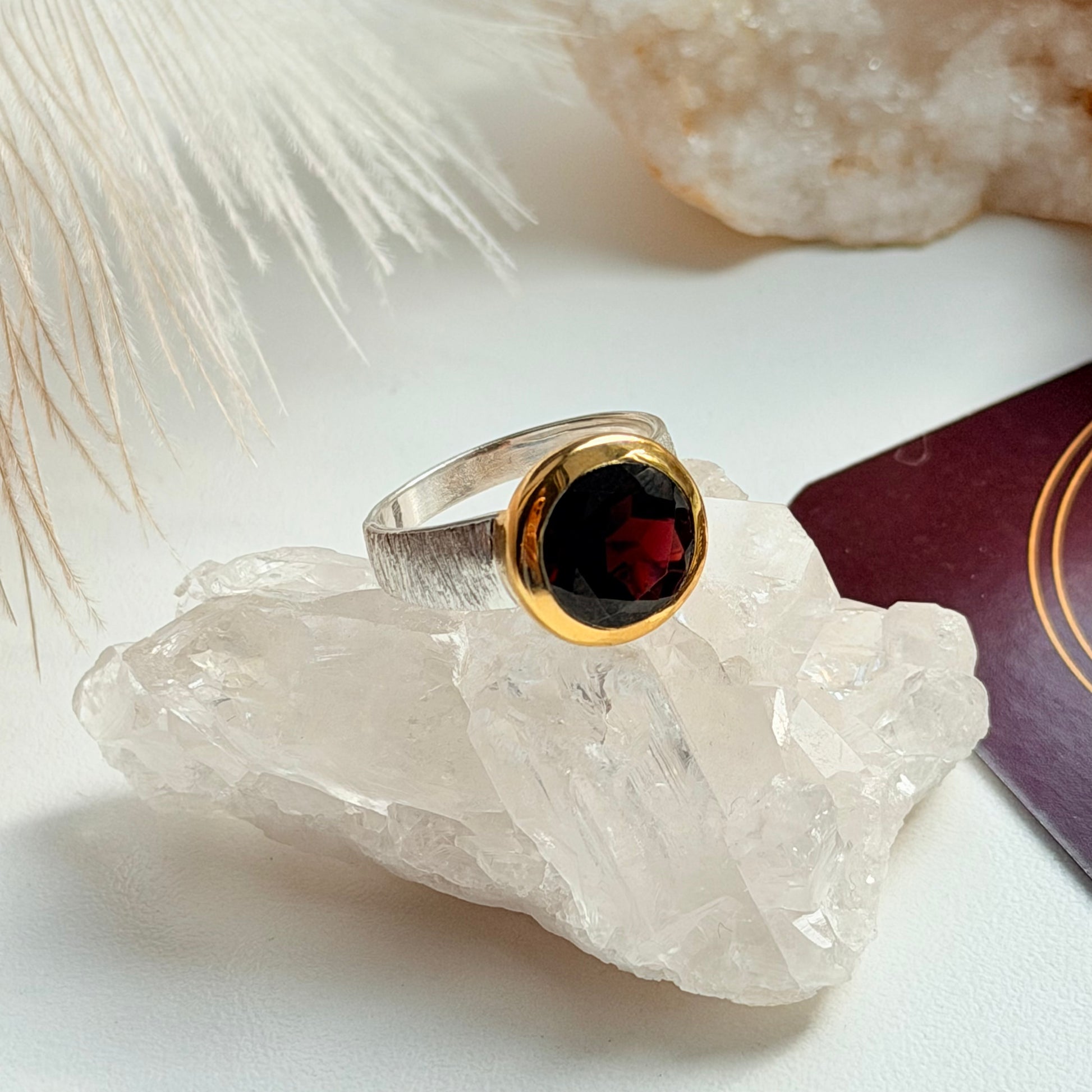 Sidabrinis žiedas su Granatu