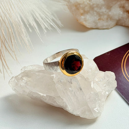 Sidabrinis žiedas su Granatu