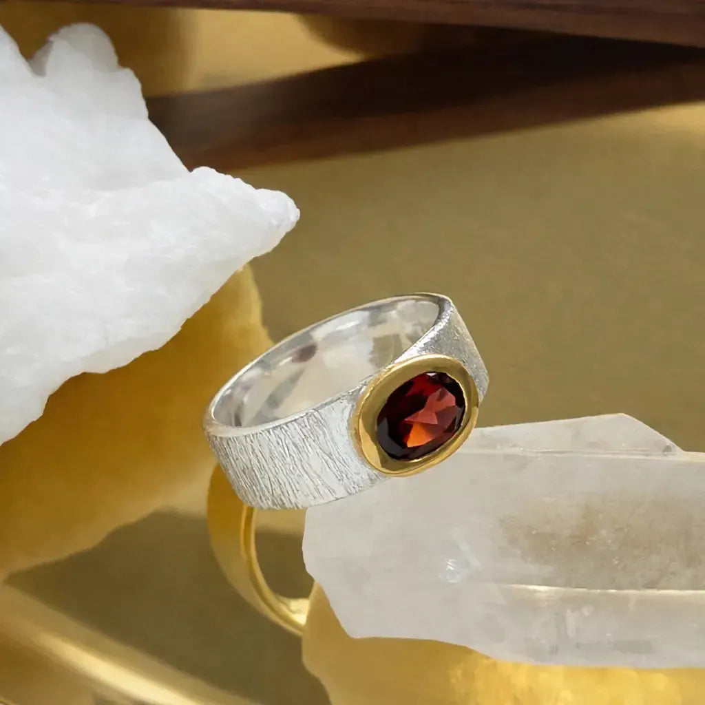 Sidabrinis žiedas su Granatu