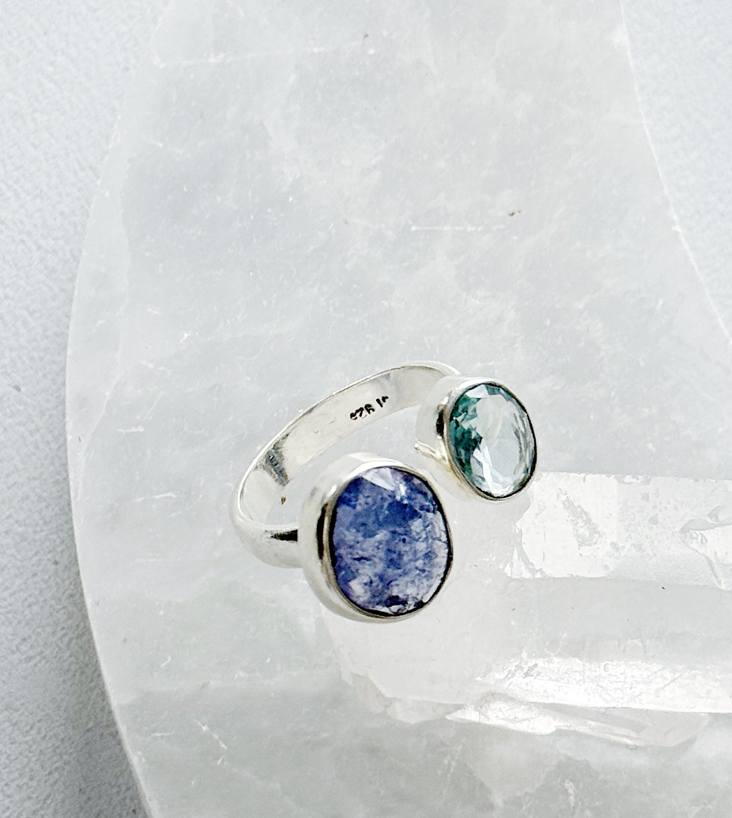 Sidabrinis žiedas su Kianitu ir Topazu / 16 dydis