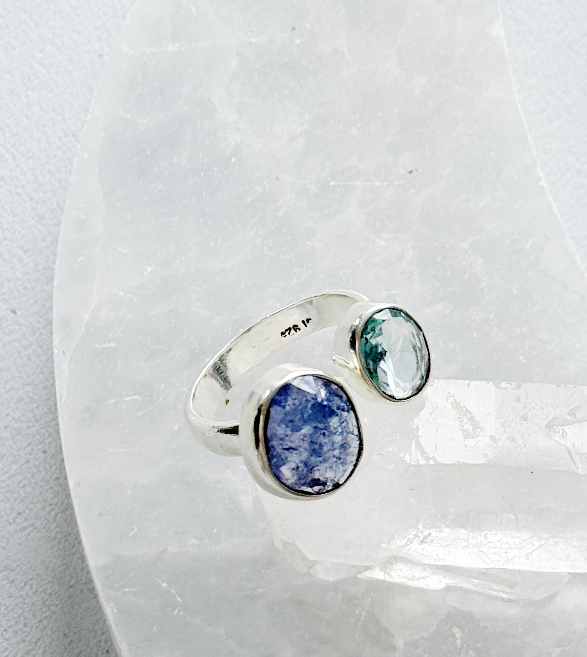 Sidabrinis žiedas su Kianitu ir Topazu / 16 dydis