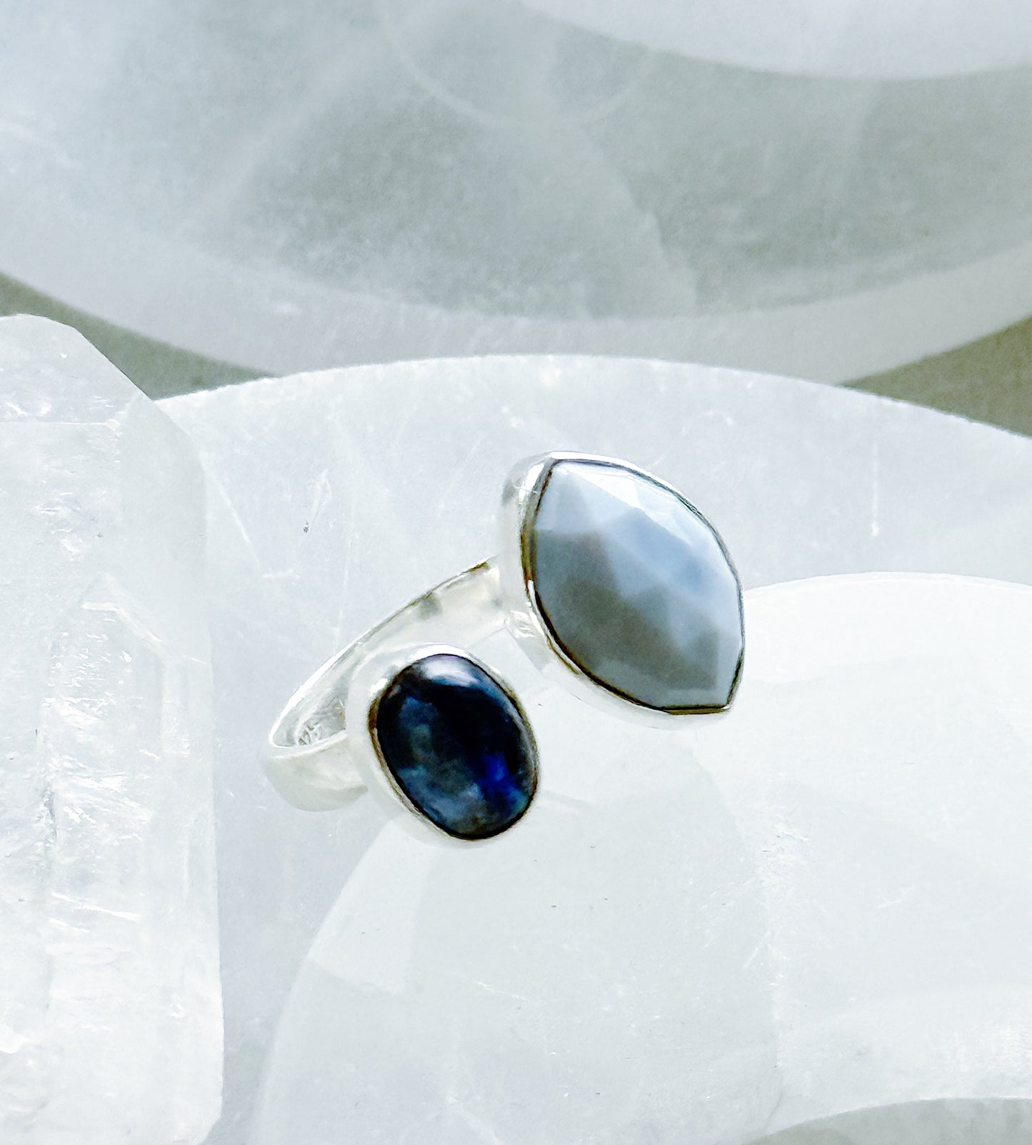 Sidabrinis žiedas su Kianitu ir chalcedonu / 16 dydis