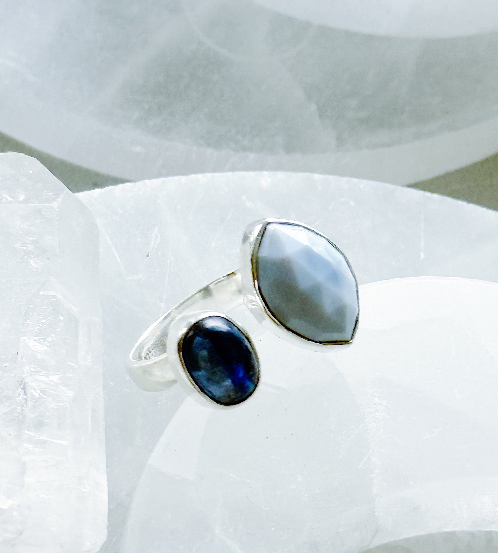 Sidabrinis žiedas su Kianitu ir chalcedonu / 16 dydis