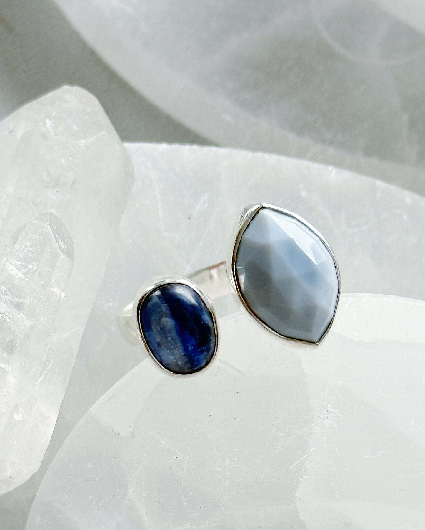 Sidabrinis žiedas su Kianitu ir chalcedonu / 16 dydis