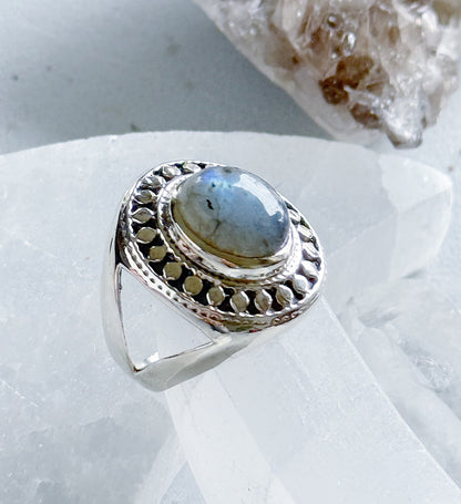 Sidabrinis žiedas su Labradorito kristalu / 16 dydis