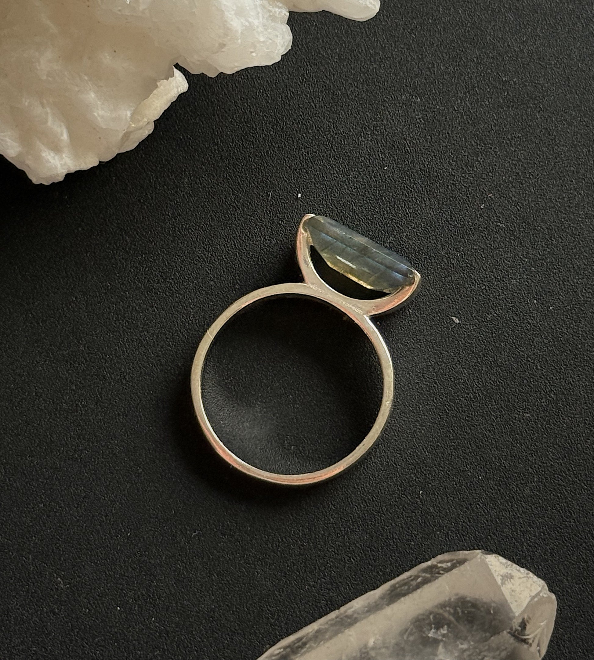 Sidabrinis žiedas su Labradorito kristalu