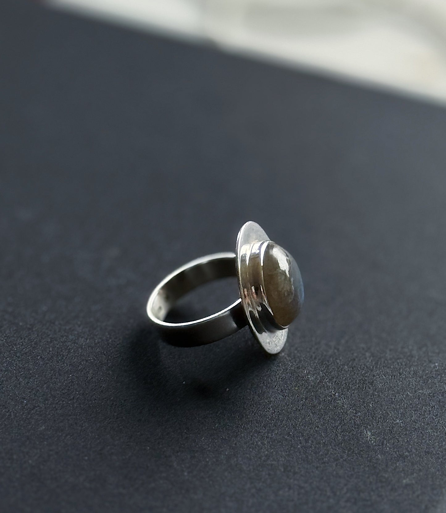 Sidabrinis žiedas su Labradorito kristalu