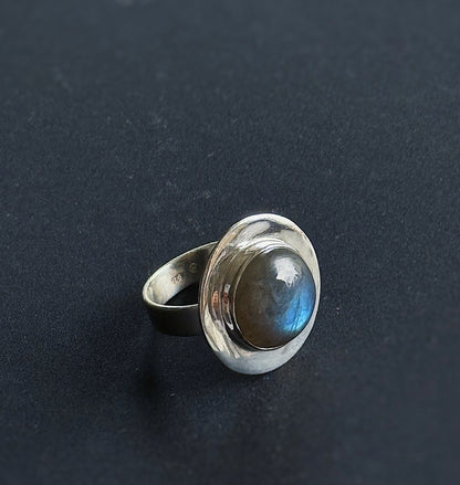 Sidabrinis žiedas su Labradorito kristalu