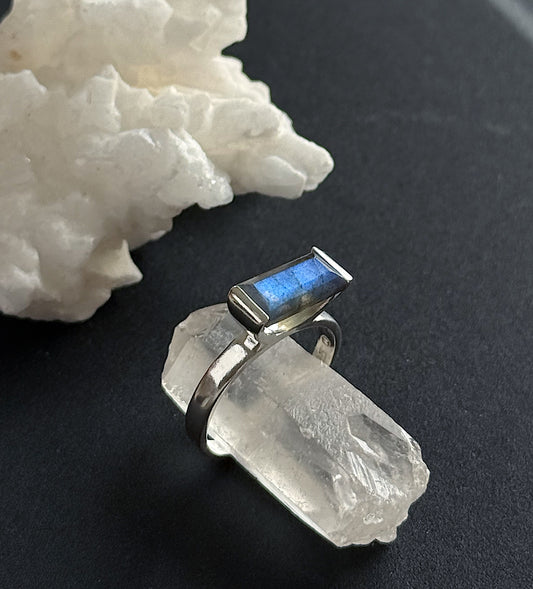 Sidabrinis žiedas su Labradorito kristalu