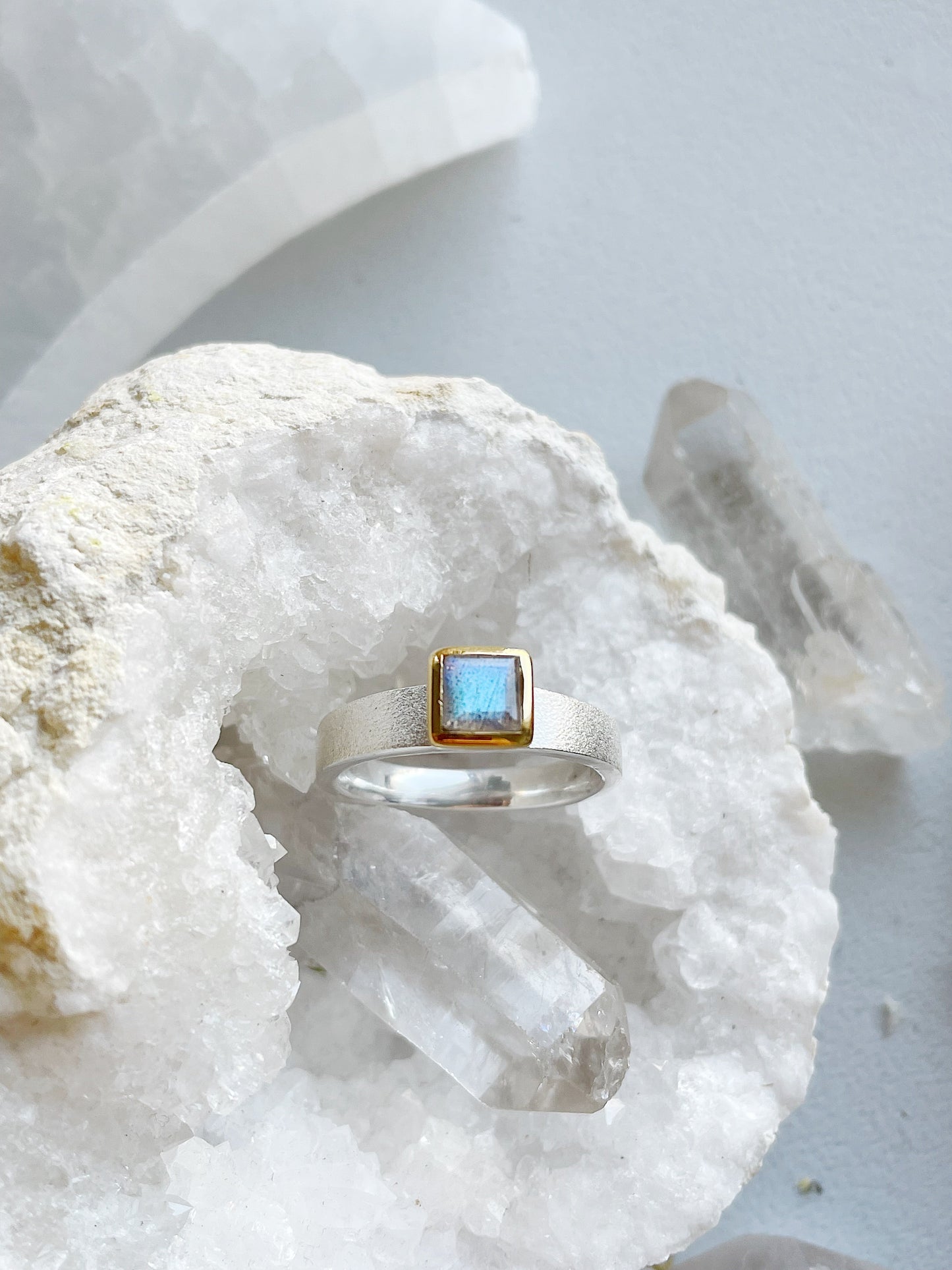 Sidabrinis žiedas su Labradoritu