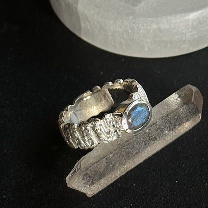 Sidabrinis žiedas su Labradoritu “Nakties švytėjimas”