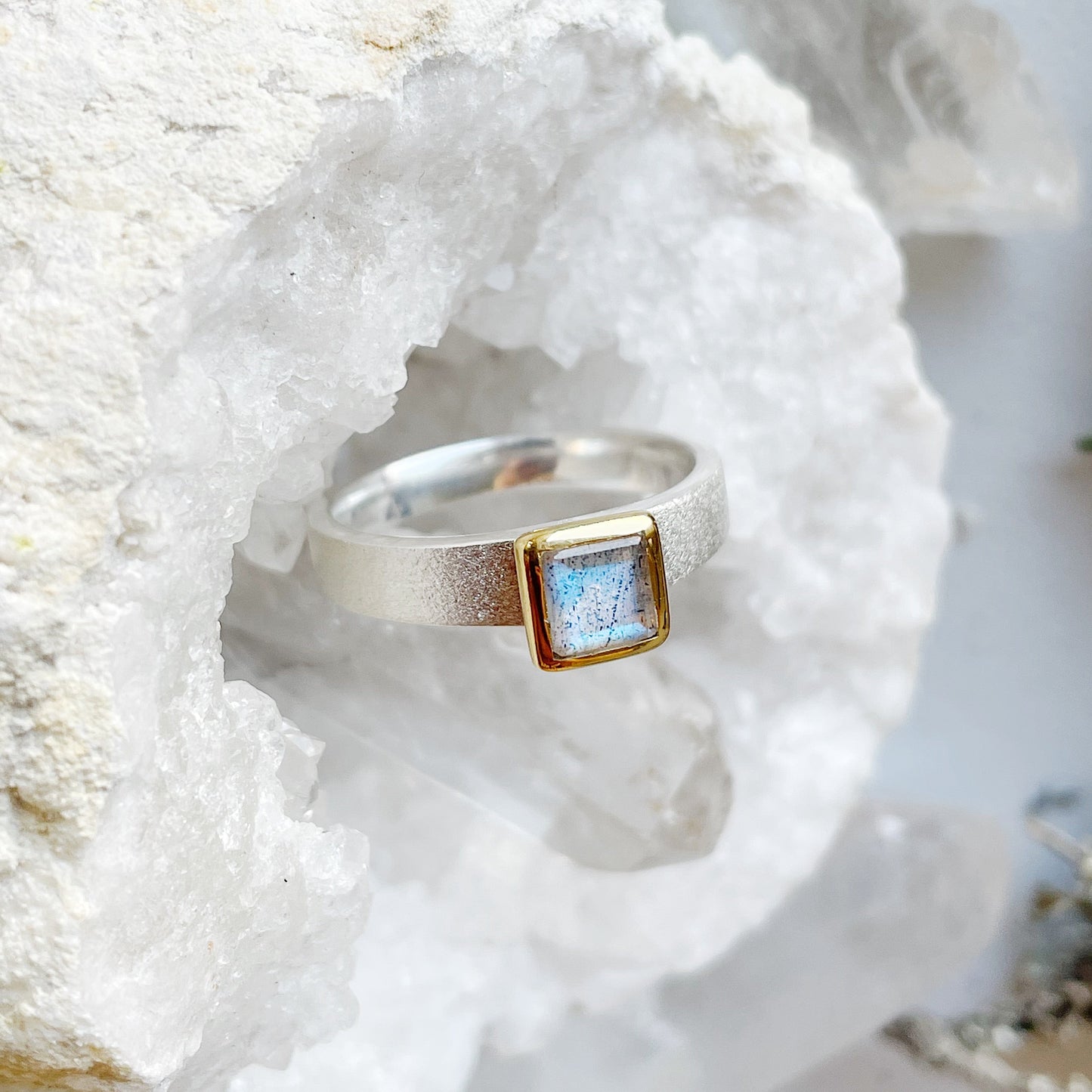 Sidabrinis žiedas su Labradoritu