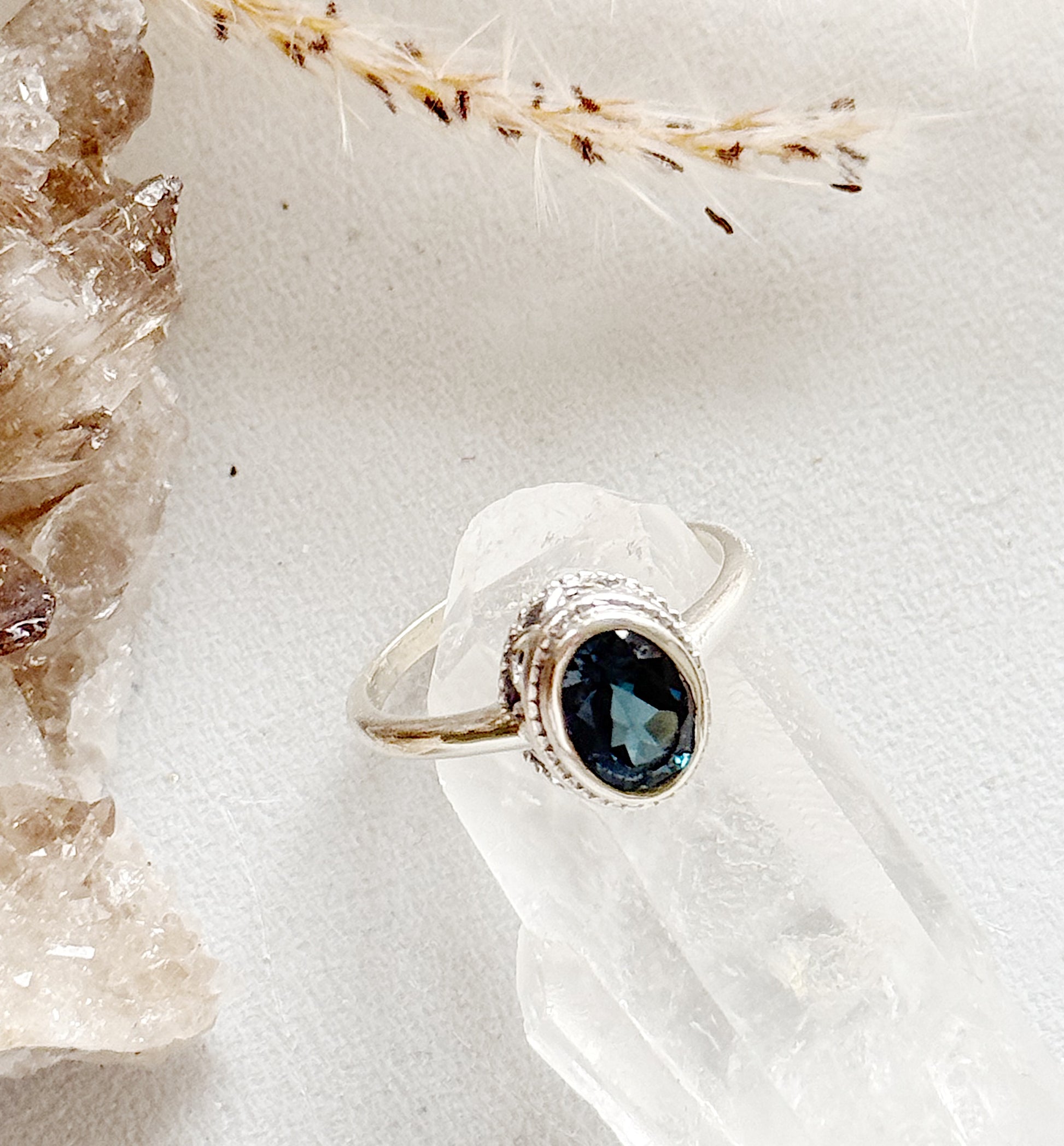 Sidabrinis žiedas su Londono mėlynuoju Topazu