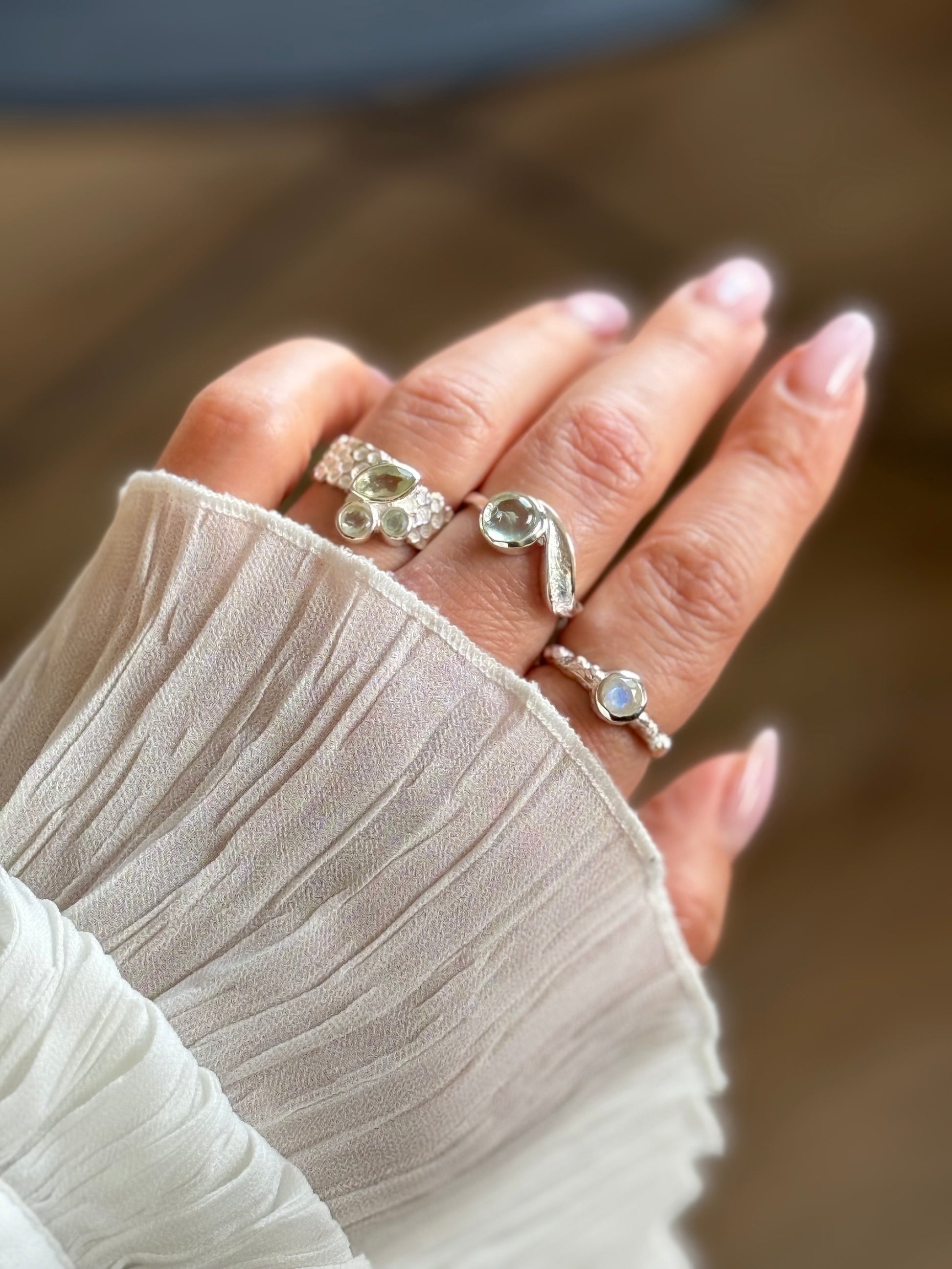 Sidabrinis žiedas su Mėnulio akmeniu