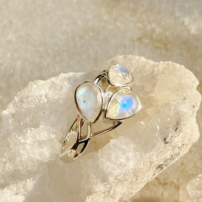 Sidabrinis žiedas su Mėnulio akmeniu