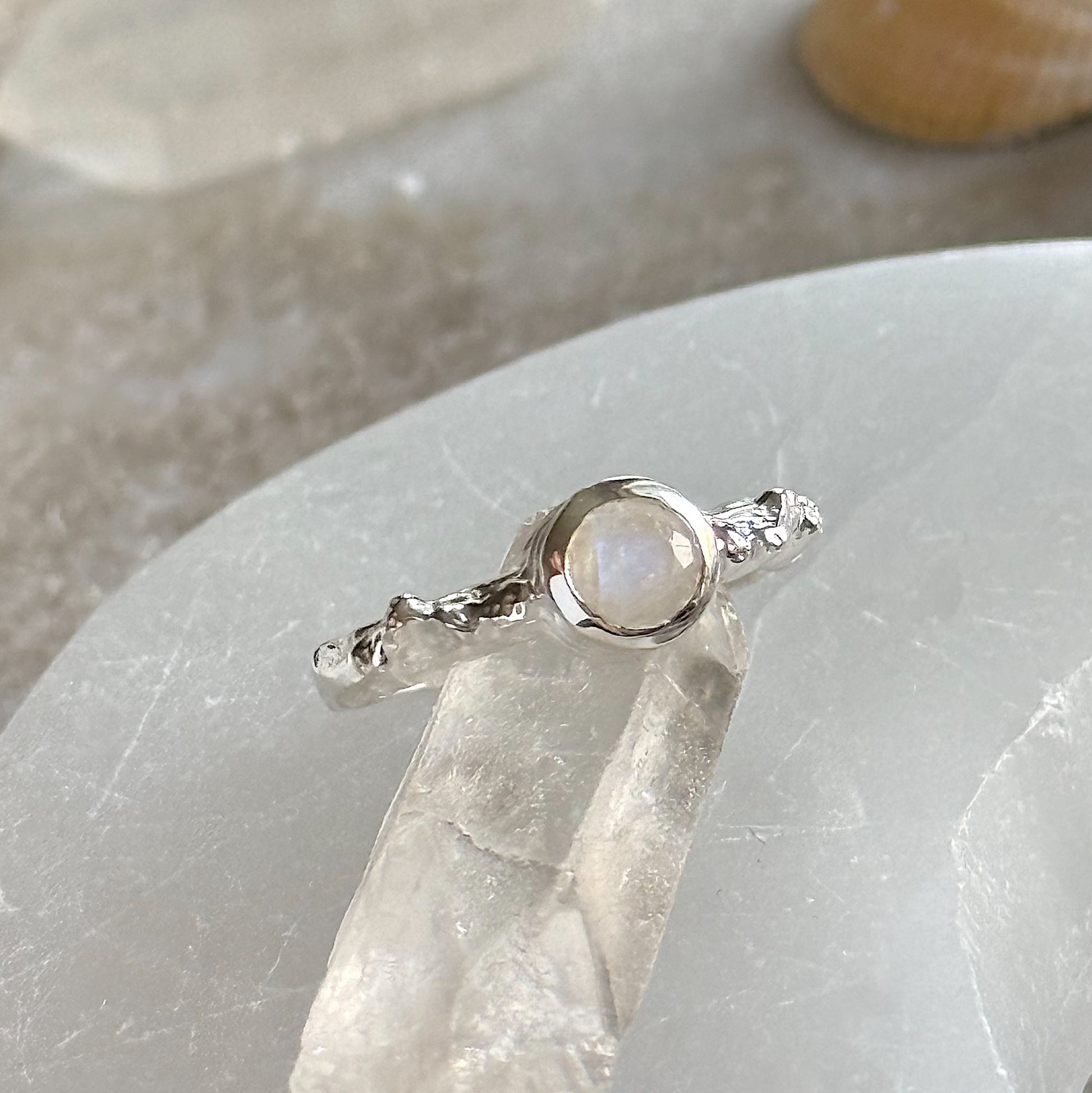 Sidabrinis žiedas su Mėnulio akmeniu