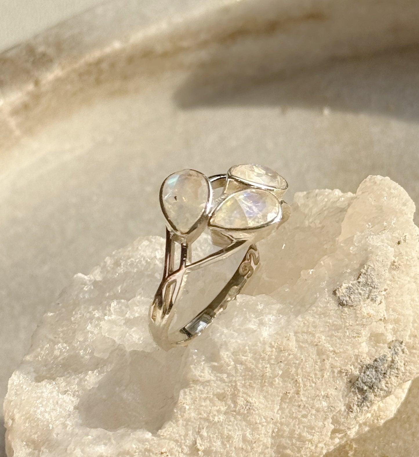 Sidabrinis žiedas su Mėnulio akmeniu