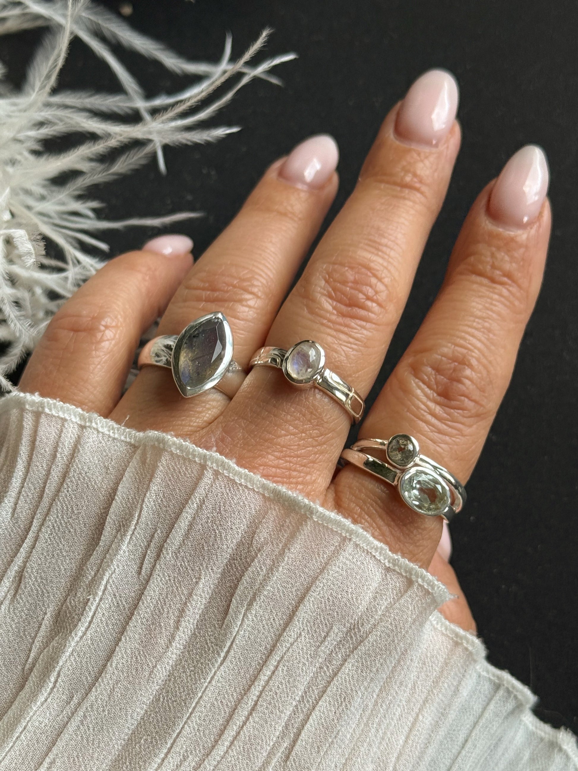 Sidabrinis žiedas su Mėnulio akmeniu “Duo”