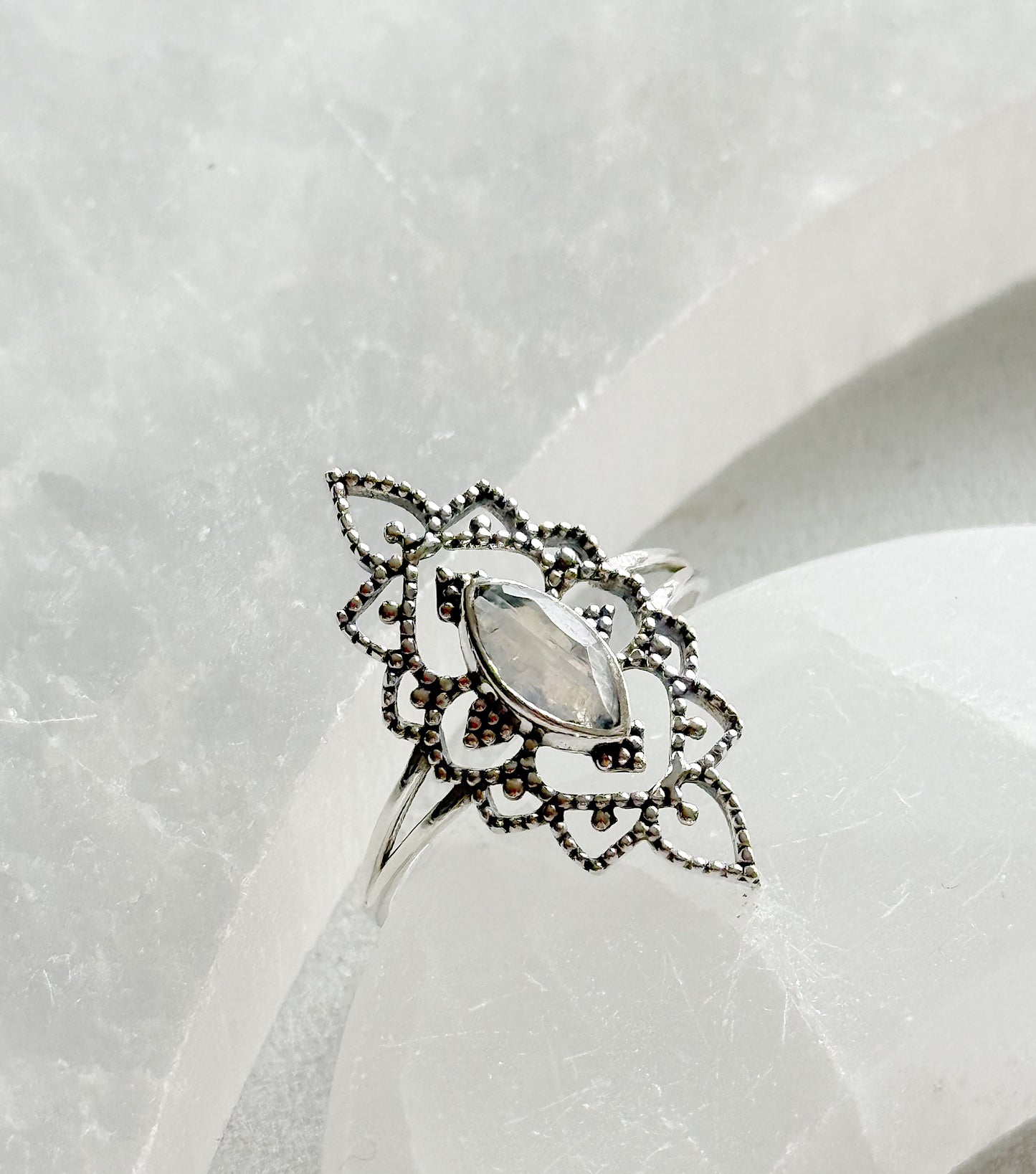 Sidabrinis žiedas su Mėnulio akmeniu “Pasaka”