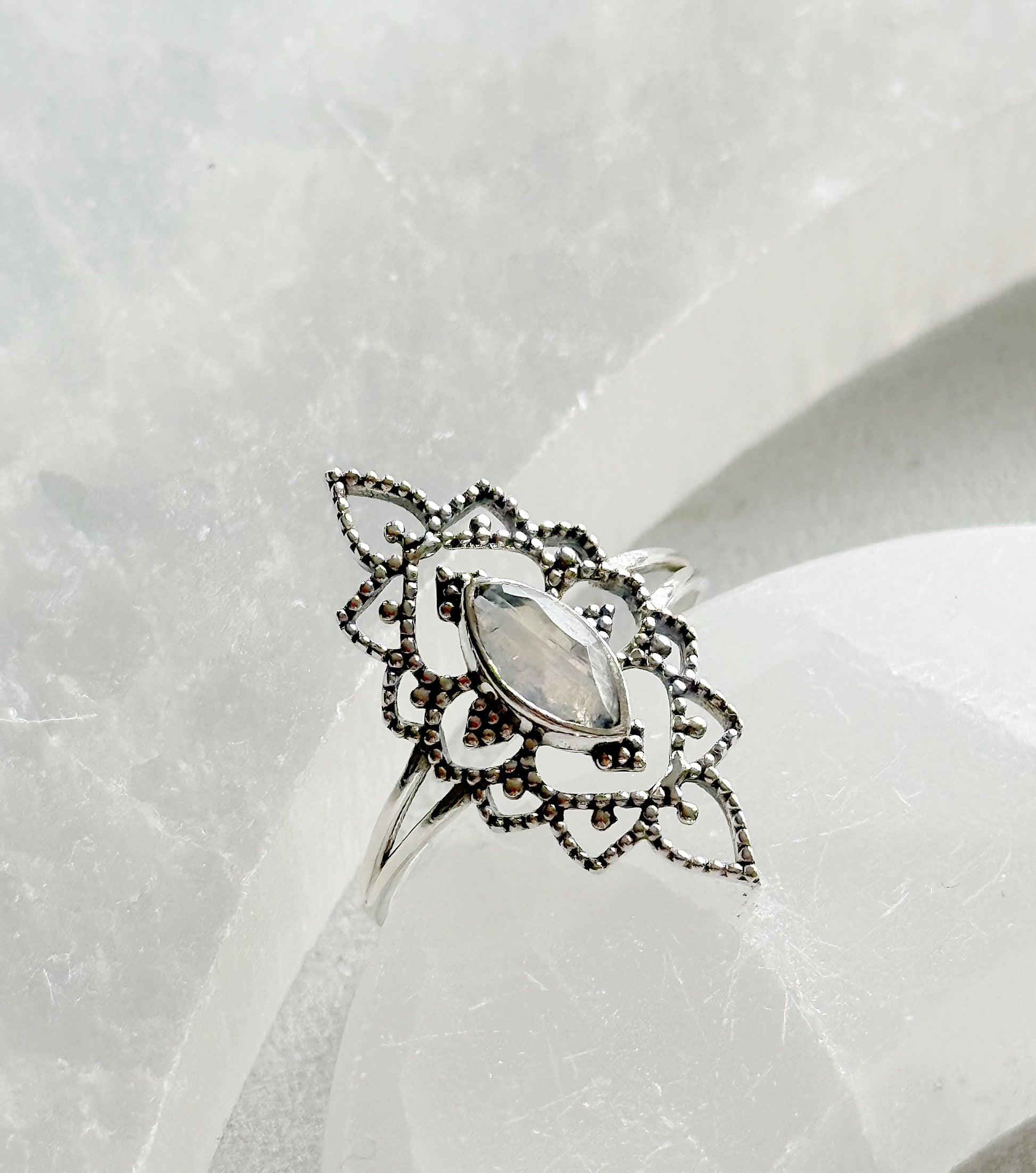 Sidabrinis žiedas su Mėnulio akmeniu “Pasaka”