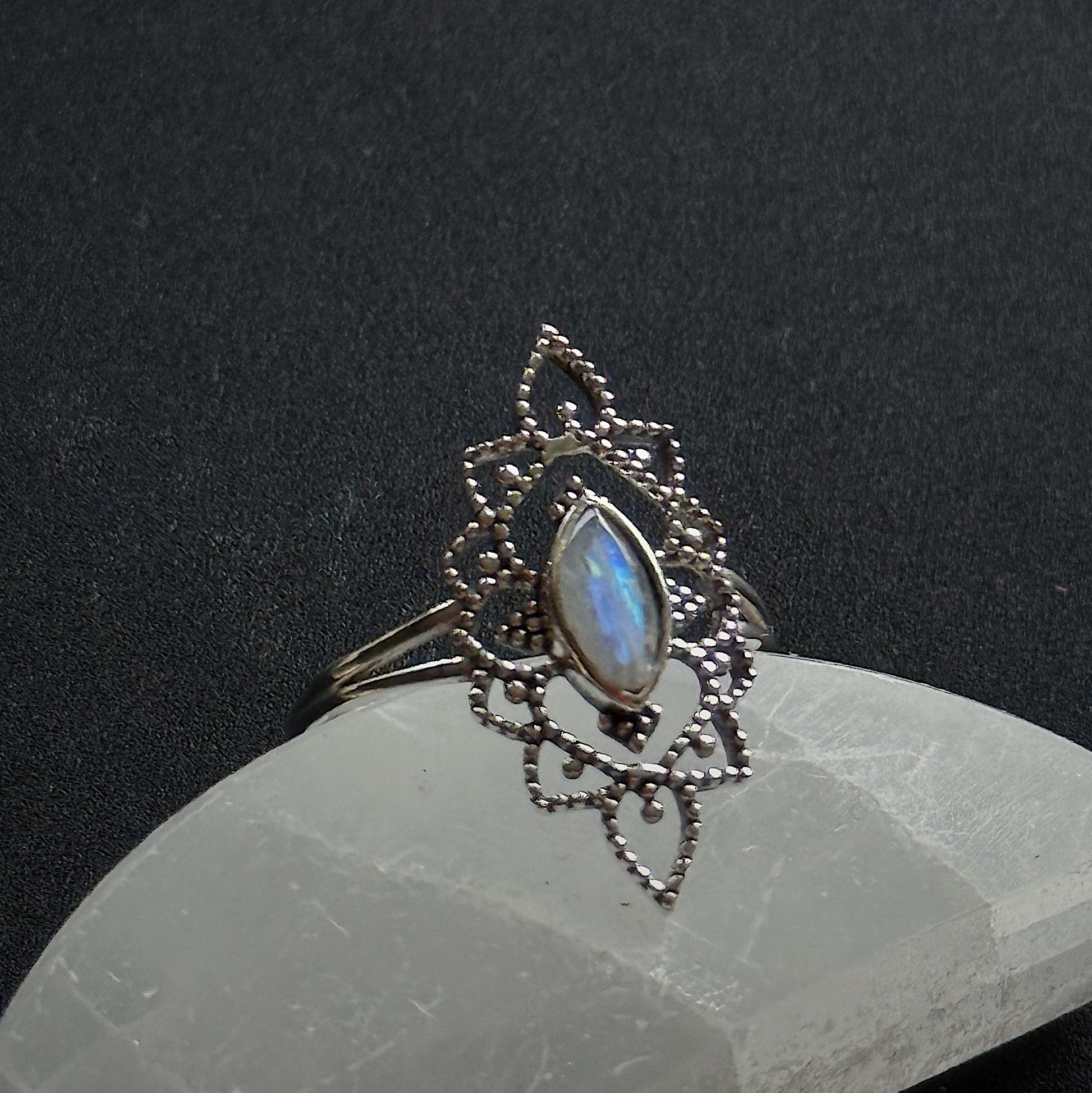 Sidabrinis žiedas su Mėnulio akmeniu “Pasaka”