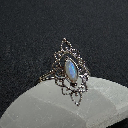 Sidabrinis žiedas su Mėnulio akmeniu “Pasaka”