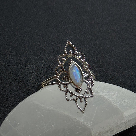 Sidabrinis žiedas su Mėnulio akmeniu “Pasaka”