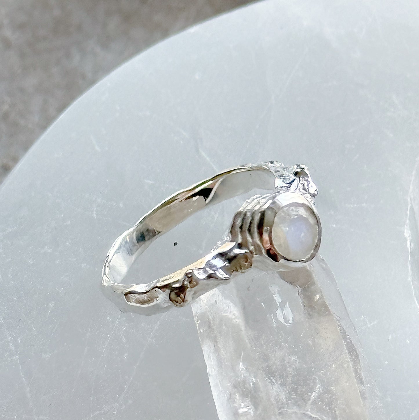 Sidabrinis žiedas su Mėnulio akmeniu