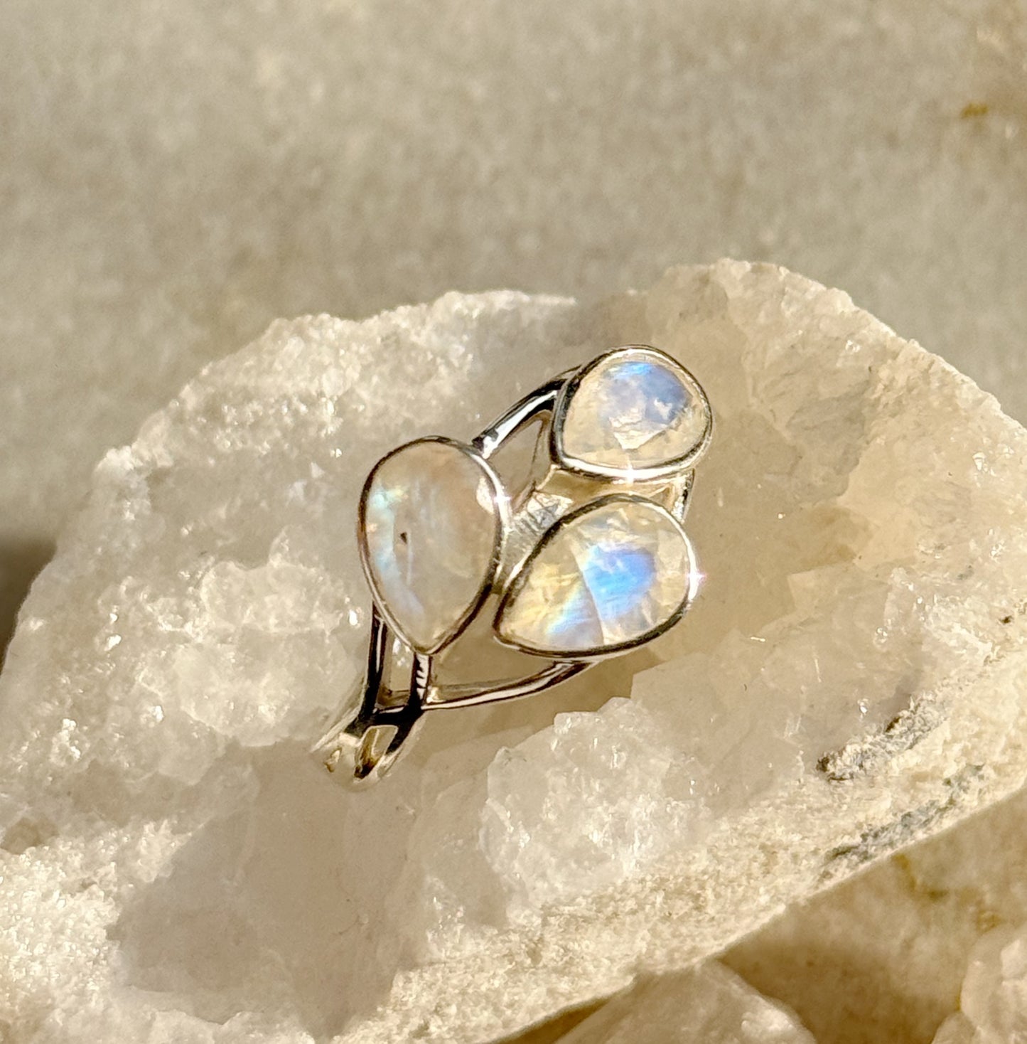 Sidabrinis žiedas su Mėnulio akmeniu