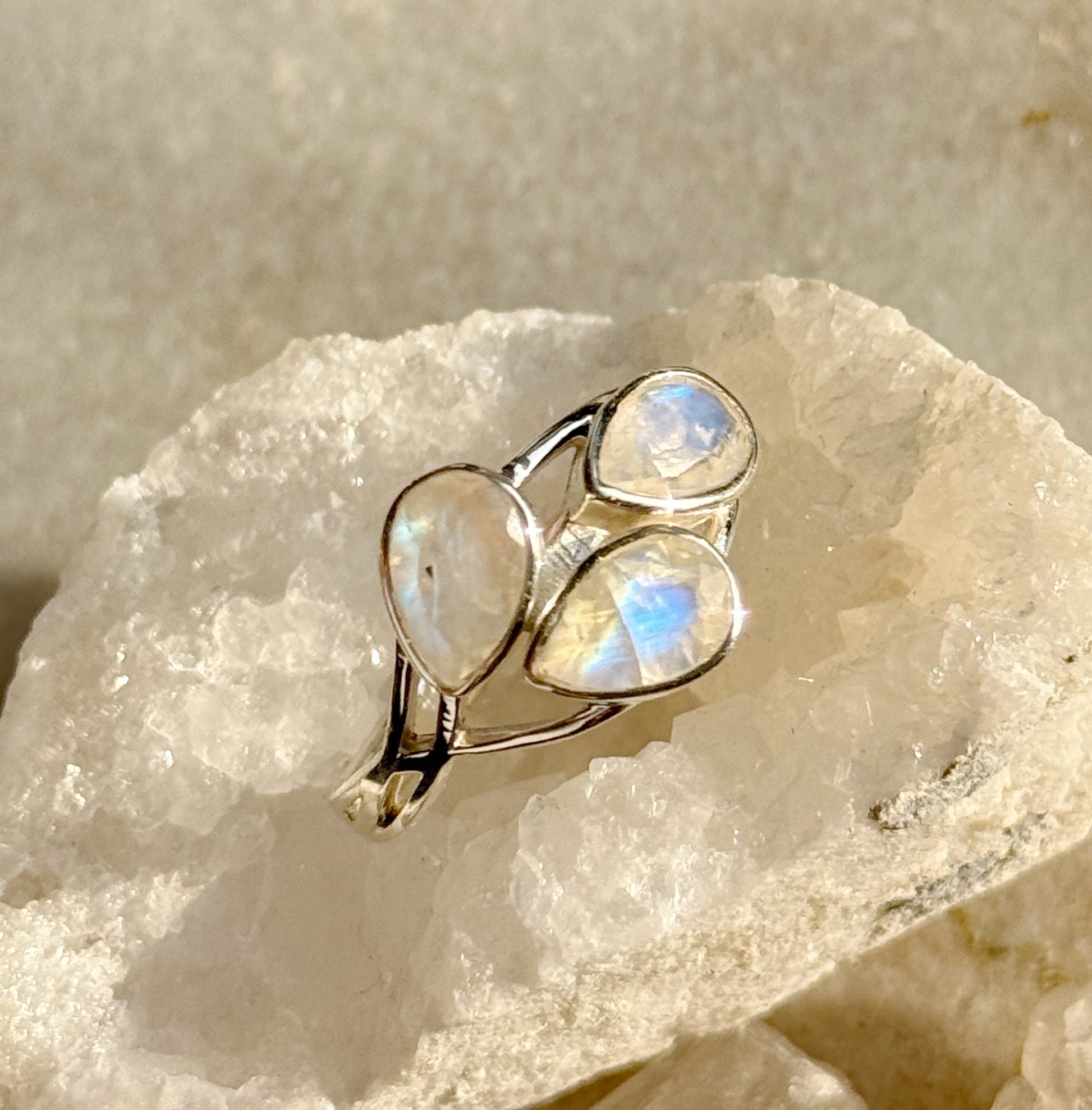 Sidabrinis žiedas su Mėnulio akmeniu