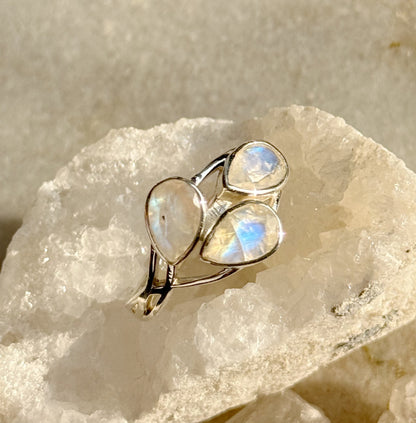 Sidabrinis žiedas su Mėnulio akmeniu