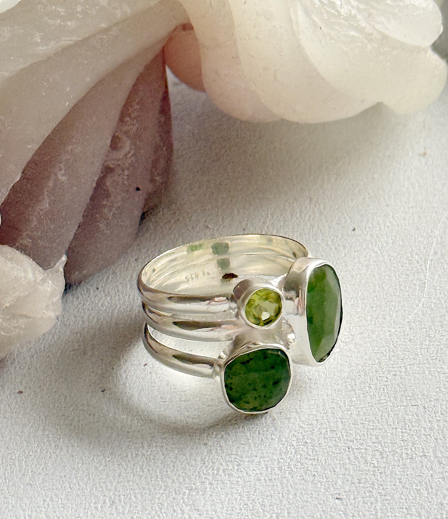 Sidabrinis žiedas su Nefrito ir Peridoto kristalais / 20 dydis