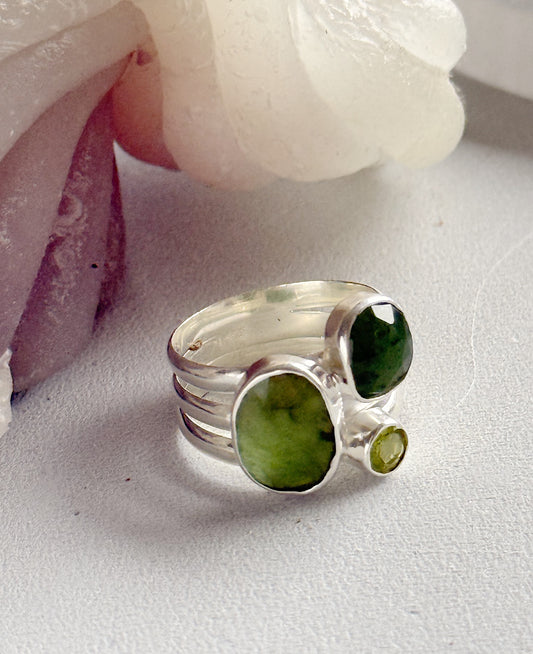 Sidabrinis žiedas su Nefrito ir Peridoto kristalais / 20 dydis