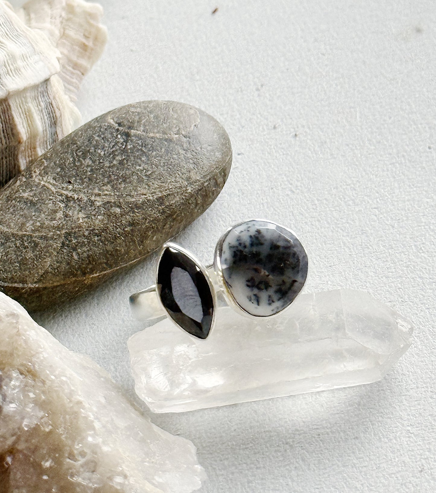 Sidabrinis žiedas su Onikso ir dendritinio opalo kristalais / 16 dydis