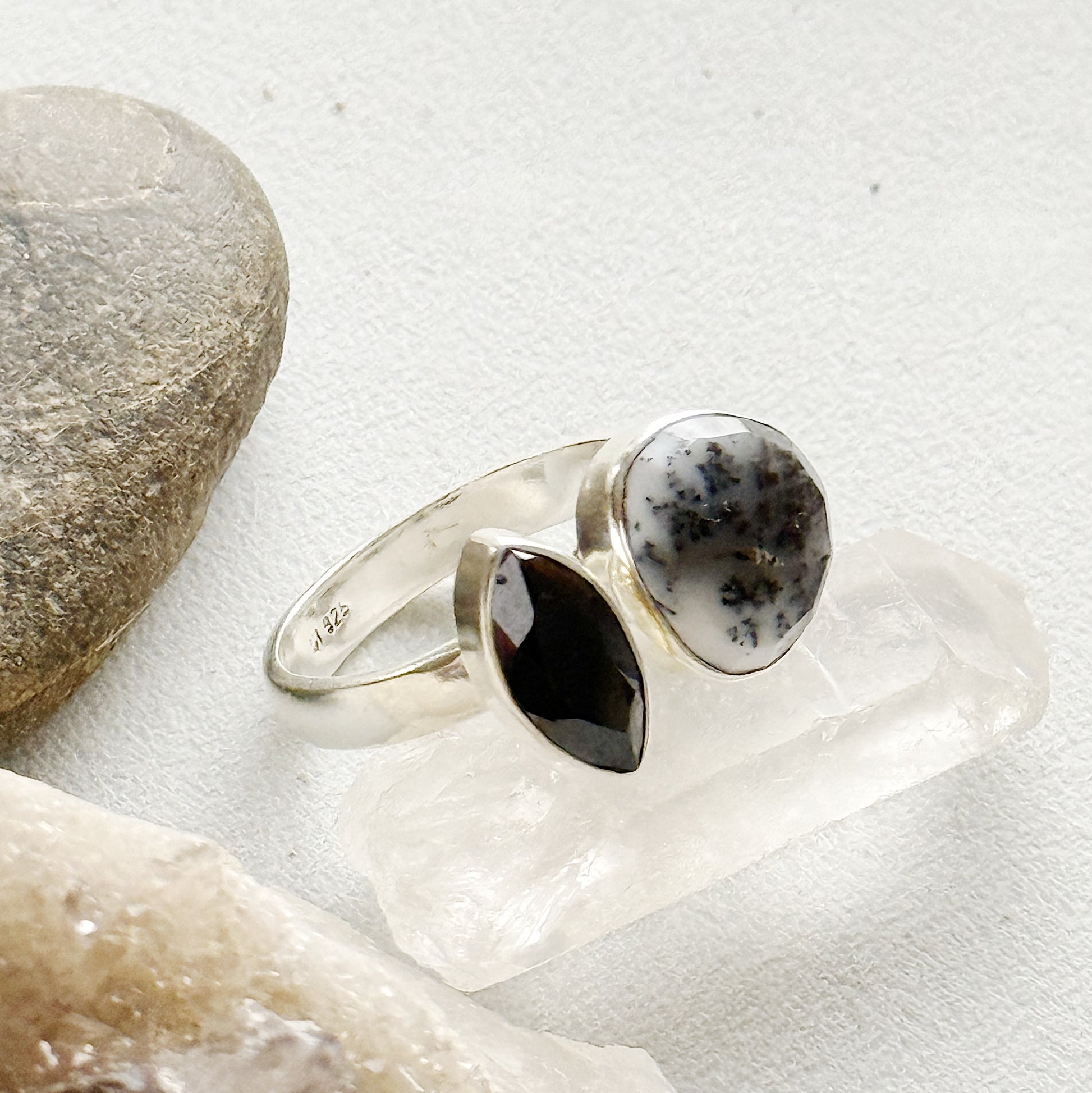 Sidabrinis žiedas su Onikso ir dendritinio opalo kristalais / 16 dydis