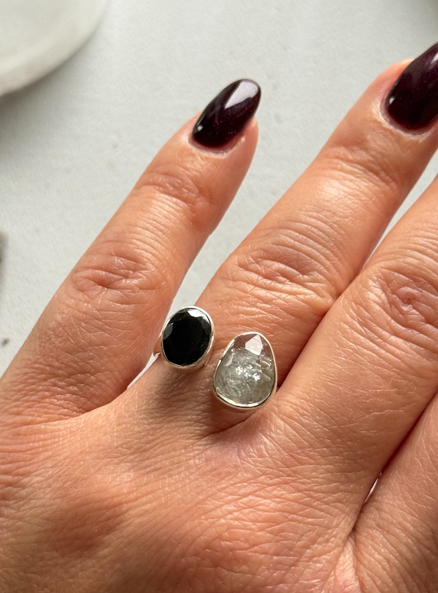 Sidabrinis žiedas su Onikso ir kalnų krištolo kristalais / 16 dydis