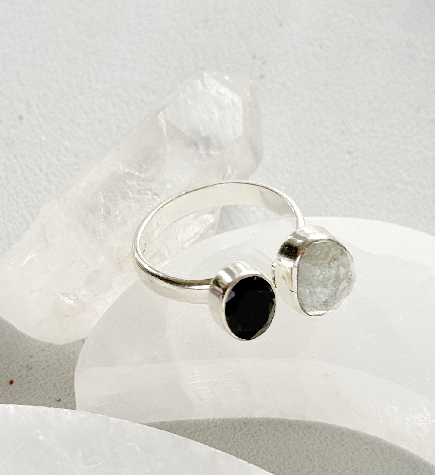 Sidabrinis žiedas su Onikso ir kalnų krištolo kristalais / 16 dydis