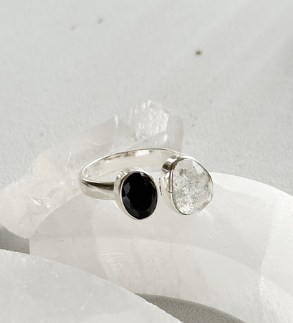 Sidabrinis žiedas su Onikso ir kalnų krištolo kristalais / 16 dydis