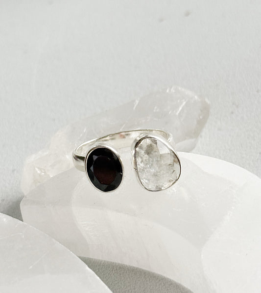 Sidabrinis žiedas su Onikso ir kalnų krištolo kristalais / 16 dydis