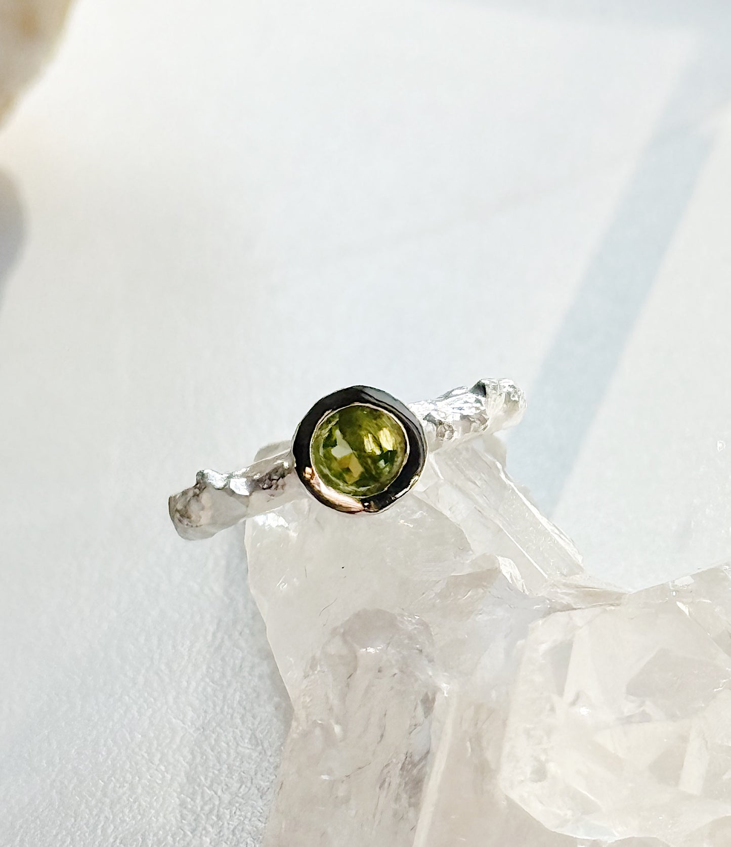 Sidabrinis žiedas su Peridotu