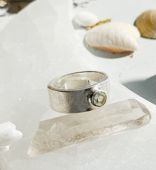 Sidabrinis žiedas su Prenito kristalu