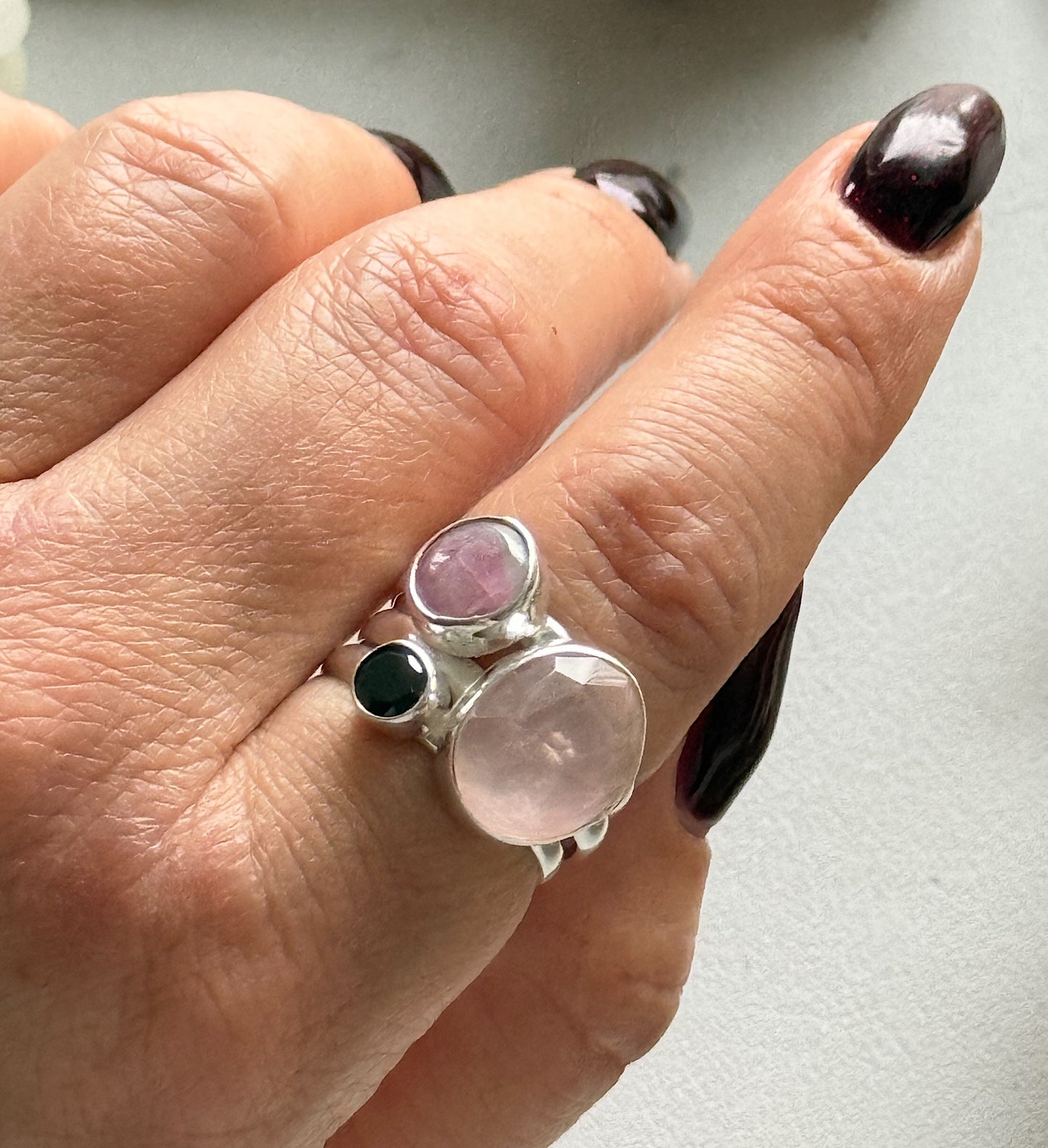 Sidabrinis žiedas su Rožiniu kvarcu, Turmalinu ir Oniksu/ 18 dydis