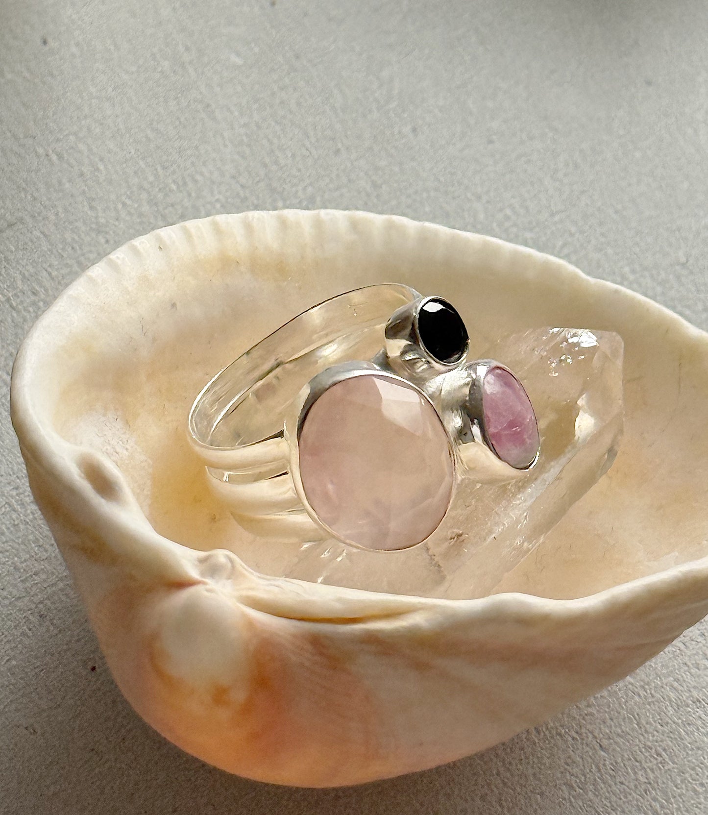 Sidabrinis žiedas su Rožiniu kvarcu, Turmalinu ir Oniksu/ 18 dydis