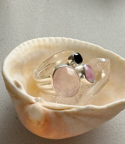 Sidabrinis žiedas su Rožiniu kvarcu, Turmalinu ir Oniksu/ 18 dydis