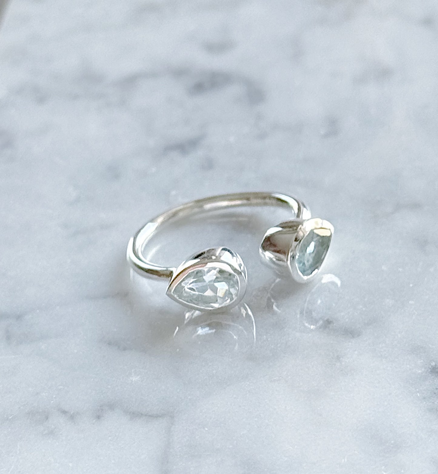 Sidabrinis žiedas su Topazu “Lašeliai”