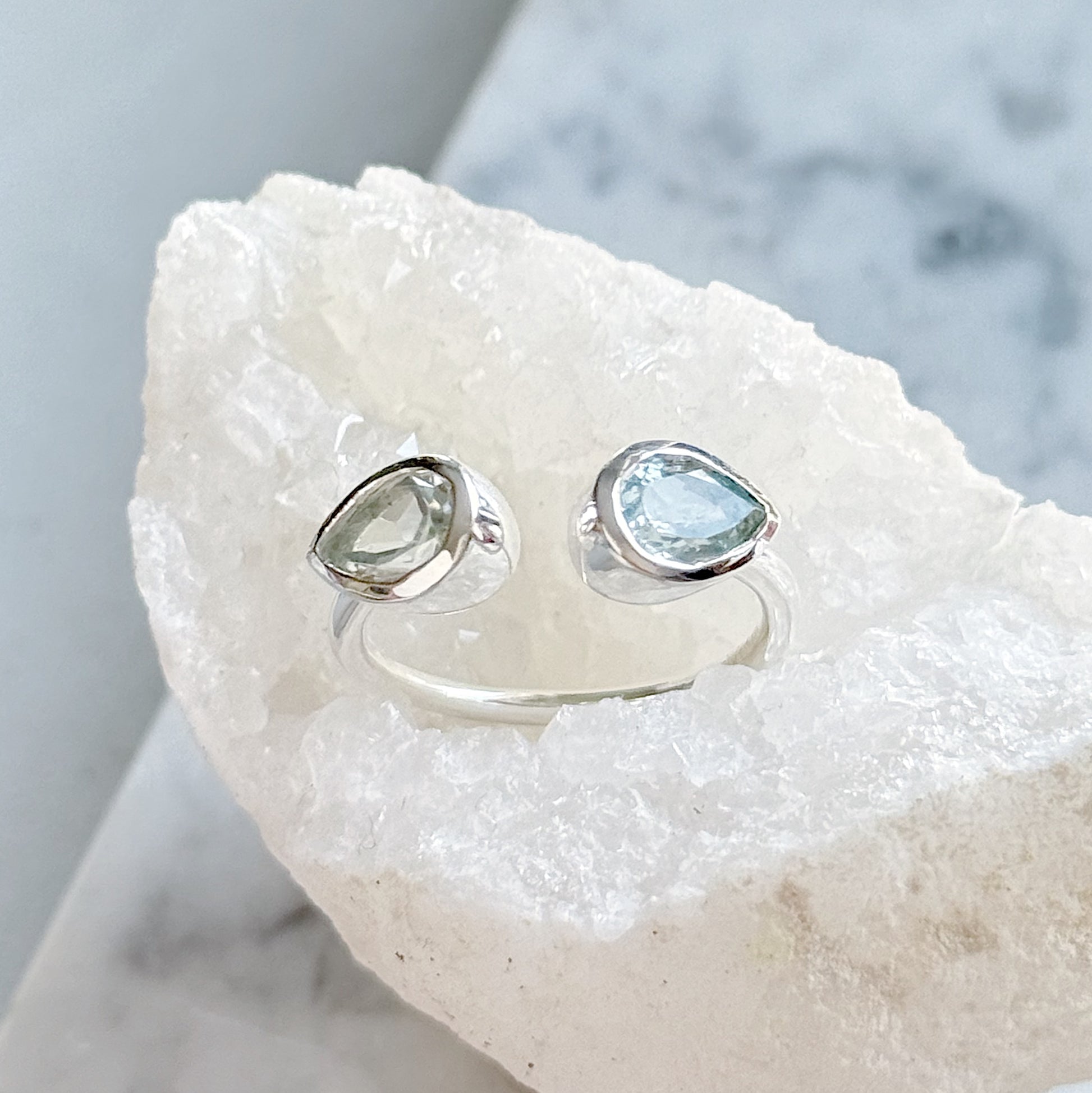 Sidabrinis žiedas su Topazu “Lašeliai”